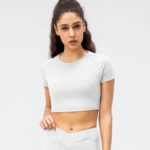 Εφαρμοστό λευκό νάιλον yoga crop top με κοντά μανίκια και σχέδιο ρεγκλάν για fitness