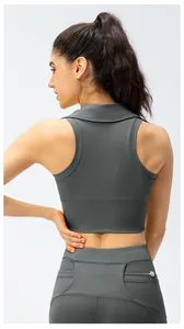 Detailweergave van de achternaad op de donkergrijze yoga-legging met hoge taille en top