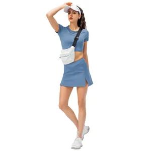 Damen Sport-Set in Blau mit bauchfreiem Kurzarm-Oberteil und Mini-Tennisrock