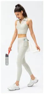 Detail van een high-waist yogabroek met functionele zijzak voor telefoon in beige