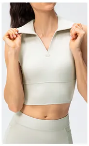 Detail van een slanke yoga-tanktop met polokraag en bijpassende legging met hoge taille