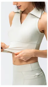 Detail van beige yoga vest met polokraag en zeer rekbare functionele sportieve stof
