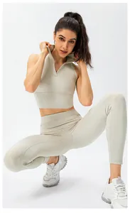 Detail van beige yoga-set met sportvest met kraag en nauwsluitende legging met hoge taille