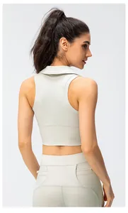 Zijaanzicht van beige sporttop met kraag en legging met hoge taille op model