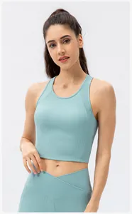 Dettaglio del set yoga a coste azzurro con vita a incrocio a V sui leggings sportivi
