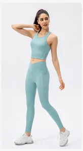 Dettaglio dei leggings da yoga azzurri con vita a V incrociata e tasche laterali