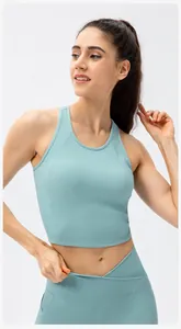 Dettaglio del top da yoga a coste azzurro con spalline larghe e scollo rotondo sport