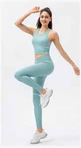 Dettaglio del top yoga azzurro a coste che mostra la trama del tessuto e la vestibilità