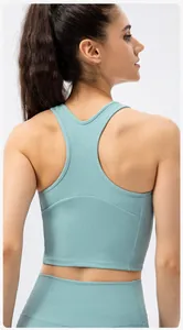 Vista posteriore del set da yoga a costine verde menta con top sportivo e leggings