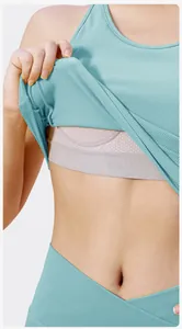 Dettaglio del top da yoga a costine azzurro con imbottiture grigie interne integrate