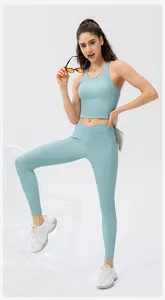 Dettaglio dei leggings yoga a vita alta con fascia a V incrociata e tasca laterale