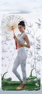 Detail eines Yoga-Sets mit hoher Taille und elegantem Vintage-Blumendruck in der Natur