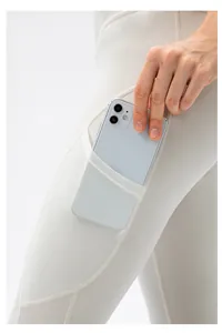 Détail du legging de yoga taille haute avec poche latérale pour smartphone