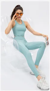 Dettaglio del top sportivo a coste azzurro e dei pantaloni yoga a vita alta