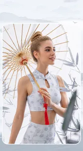 Detail van een traditionele Chinese knoop en bloemenprint op de blauwe yoga sport-beha