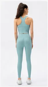 Dettaglio del set da yoga a costine azzurro con top racerback e leggings a vita alta