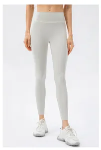 Gros plan du pantalon de yoga gris taille haute avec tissu sans couture et taille renforcée