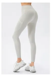 Détail de legging de yoga taille haute avec empiècements en maille et poches latérales