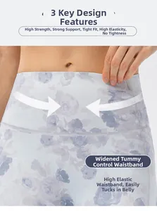 Detail der High-Waist Yoga-Leggings mit Bauchkontrolle und lila Blumenmuster-Design