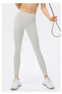 Détail de leggings de yoga sans couture taille haute gris clair avec texture mate