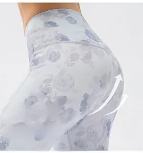 Detail der High-Waist Yoga-Leggings mit blauem Blumendruck und M-förmiger Hebe-Naht