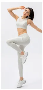 Détail du legging de yoga blanc taille haute avec coutures ergonomiques modelantes