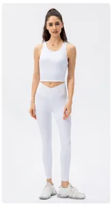 Dettaglio del set yoga bianco a coste con leggings a vita incrociata e reggiseno sportivo