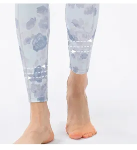 Detailansicht der floralen Yogahose mit hochelastischem Stoff und schmaler Passform