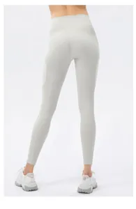 Détail du pantalon de yoga taille haute gris clair avec coupe moulante effet galbant