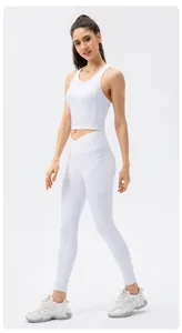 Dettaglio dei pantaloni yoga a vita alta con design a V incrociato e tasca laterale
