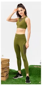 Ensemble de yoga vert olive avec détails en mesh et legging sans couture à taille haute