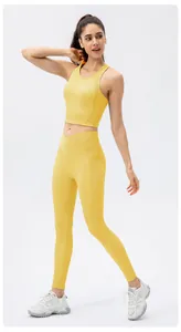 Dettaglio di leggings da yoga gialli a vita alta con incrocio a V e pratiche tasche laterali