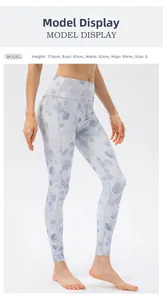 Detail der High-Waist Yoga-Leggings mit Vintage-Blumenmuster und Model-Körpermaßen