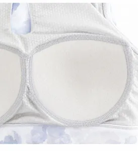 Detail van de ademende mesh voering en vaste pads in deze sportieve yoga sportbeha