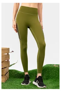 Détail du pantalon de yoga olive taille haute avec empiècements latéraux en maille respirante