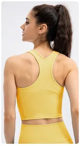 Dettaglio del reggiseno sportivo giallo con dorso a vogatore e maglia a coste