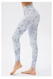 Detail der High-Waist Yoga-Leggings in Hellblau mit Lavendel-Rosendruck und Push-up-Effekt