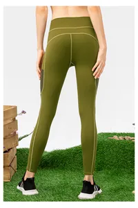 Détail du legging de yoga taille haute vert militaire avec coutures en V sculptant les fesses