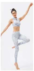 Detail eines Yoga-Sets mit floralem Muster, Stehkragen-Top und High-Waist-Leggings