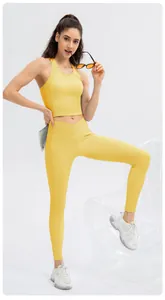 Dettaglio completo yoga giallo con vita a V incrociata e top con scollo all'americana