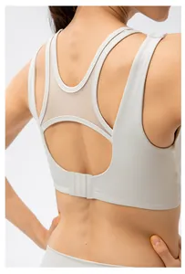 Detail der Yoga-BH-Rückseite mit atmungsaktivem Mesh und verstellbarer Dreireihen-Schnalle