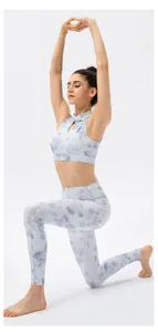 Seitenansicht von Yoga-Leggings mit Blumendruck und bauchfreiem Top an einem Model