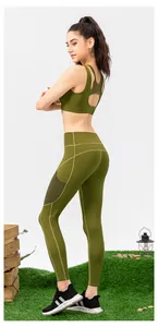 Détail du legging de yoga vert olive à taille haute avec poches et panneaux en mesh