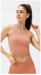 Dettaglio del reggiseno yoga a costine e leggings con vita a V in set rosa salmone
