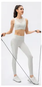 Detailansicht des hellgrauen Yoga-Sets mit Netz-Sport-BH und High-Waist-Leggings