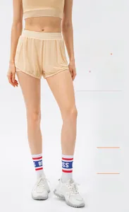 Vue détaillée du short de sport double couche en mesh avec doublure légère pour le yoga