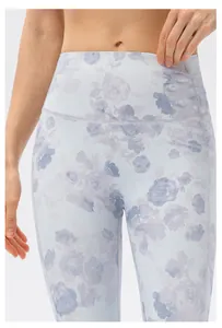 Detail der High-Waist Yoga-Leggings in Blau mit lila Rosenmuster und flachen Nähten