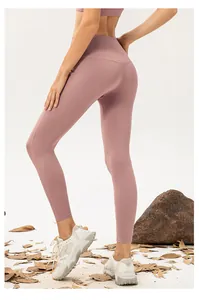 Detail of high-waisted lotus pink yoga leggings with a seamless high-elasticity fit