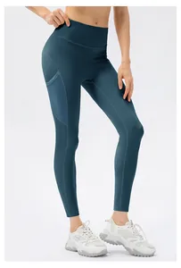 Détail du legging de yoga bleu marine à taille haute avec des poches latérales de sport