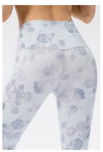 Detail der High-Waist-Yoga-Leggings mit hellblauem und lila Blumenmuster-Print